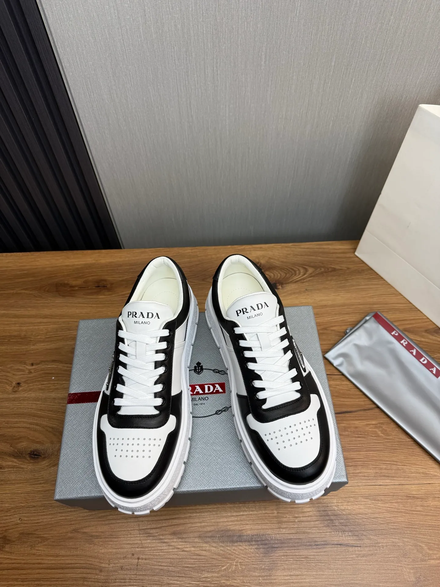 Men's shoes 💰620💰 [PRADA] Autumn and winter hot men's shoes are shipped 👏Official website synchronized ⬆️Original fly-woven cowhide fabric + cowhide lining, 1⃣️:1⃣️reproduction, original sole, 38-45 (45. Customized, non-refundable)